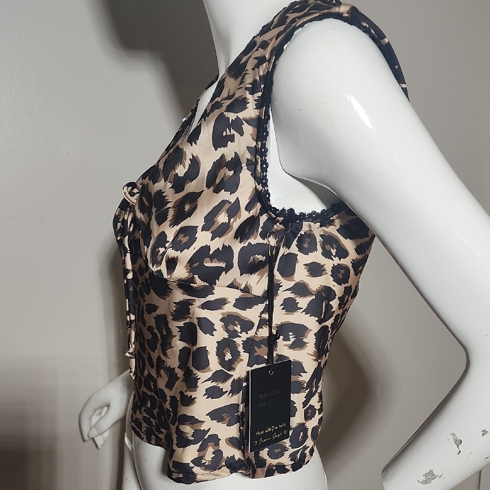 Leopard Print Sleeveless Blouse - Picture 2 of 8